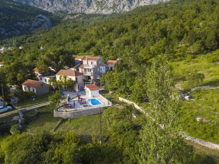 Family friendly apartments with a swimming pool Gornji Tucepi, Makarska - 17686