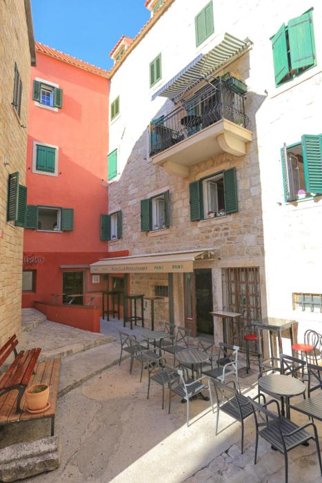 Apartments by the sea Makarska - 17903