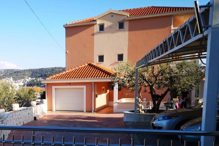 Apartments with parking space Trogir - 18045