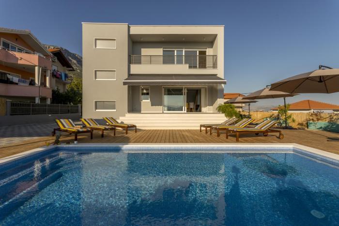 Family friendly apartments with a swimming pool Kastel Kambelovac, Kastela - 18117