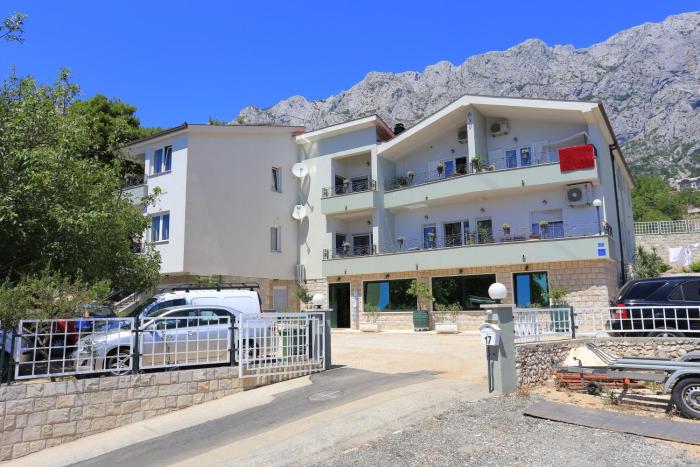 Apartments with a parking space Makarska - 18367