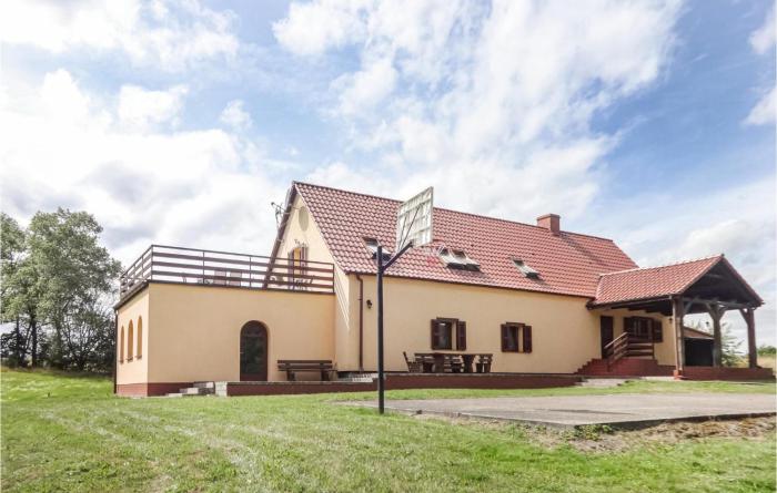 Stunning home in Nowe Worowo with 5 Bedrooms Sauna and WiFi