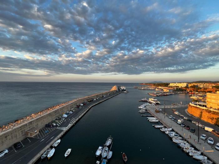 Charming Sea Front 3 Bedroom Apartment - incredible views!