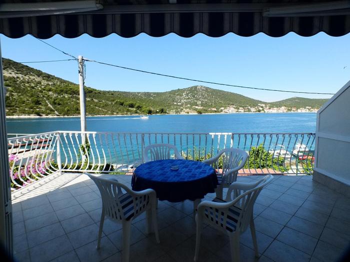 Apartments by the sea Vinisce, Trogir - 19014