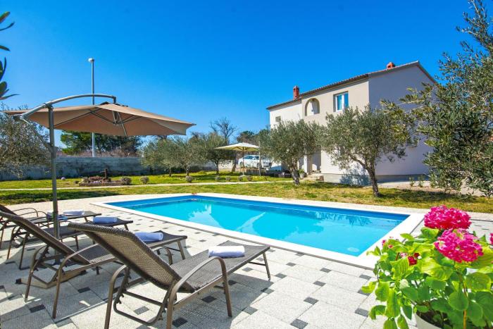 Family friendly house with a swimming pool Nin, Zadar - 19431