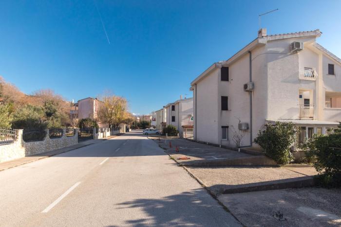 Apartments with a parking space Baska, Krk - 19435