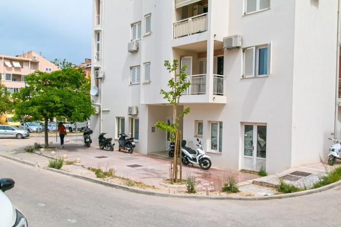 Apartments with parking space Makarska - 19637