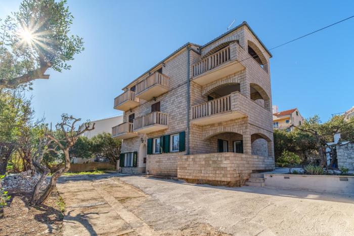 Apartments with a parking space Supetar, Brac - 19724