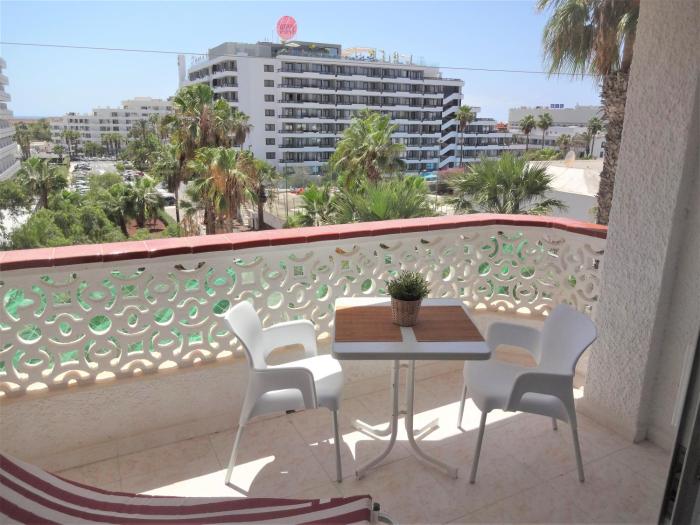 apartment with a large south-facing balcony, sea view and WIFI in Las Americas center