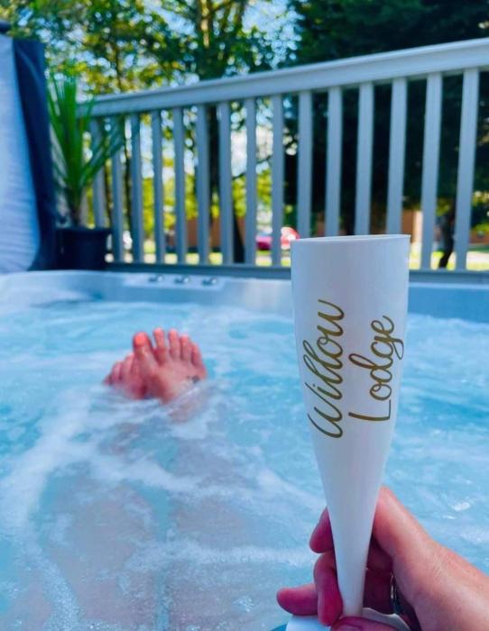 Willow Lodge with Hot Tub