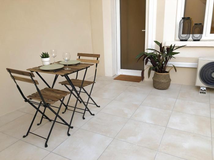 Studio Climatisé Terrasse Centre Historique Gare 10 min Arènes