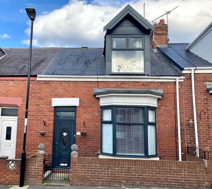 No 7 - Sunderland 3 Bed House with Parking, Sleeps 7, Quiet Location