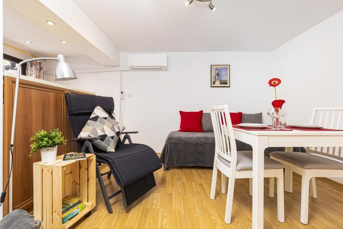 Peaceful Riverside Studio with private Garden Center Parking