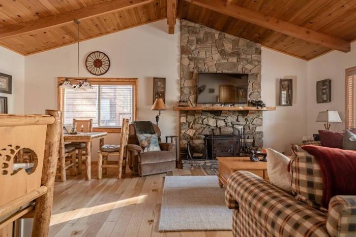 Hot tub*kids room*family cabin