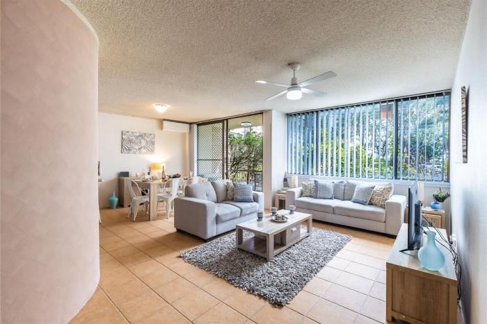 Magnus Gardens, 10,7 Magnus Street - Beautiful unit close to town with air con and Wi-Fi