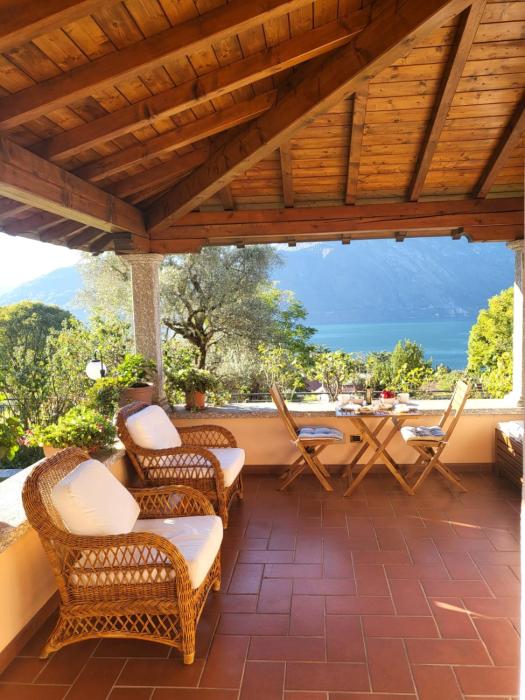 Casa Intignano - Camera con bagno e portico vista lago