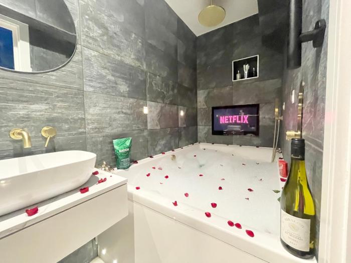 Cloud9 Guest House - by Coastline Retreats - FREE PARKING INCLUDED - 2 Bedroom self contained garden flat - Luxury 2 Person Bath, Netflix, Superfast Wifi