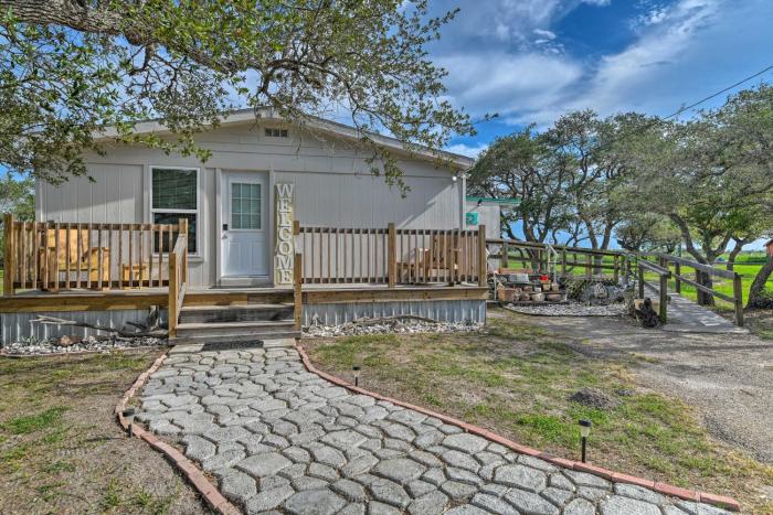 5 Mi to Rockport Beach Park Studio with Porch!