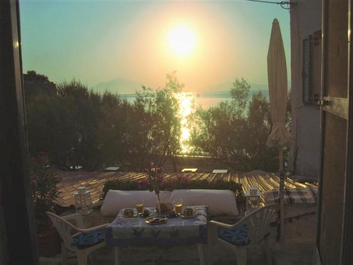 Alkistis Cozy By The Beach Apt in Ikaria Island, Therma Ground Floor