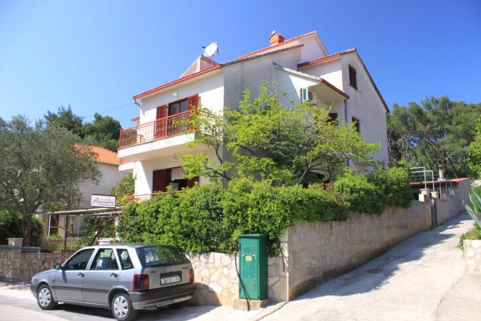 Apartments by the sea Vrboska (Hvar) - 8748