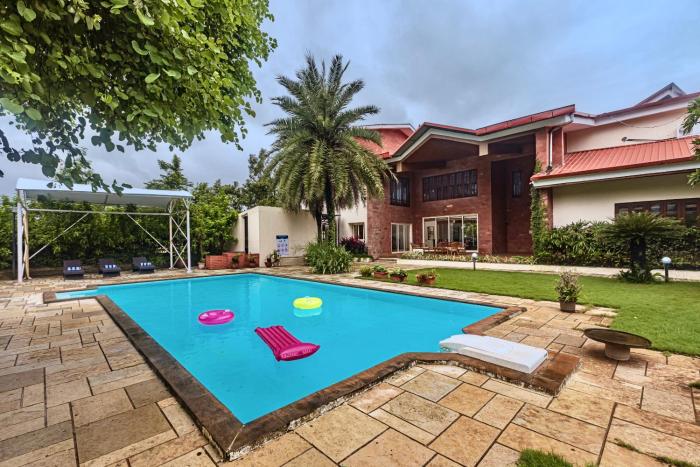 SaffronStays Ananya - 4BR villa with pool, minibar & game room near river Ullas in Karjat