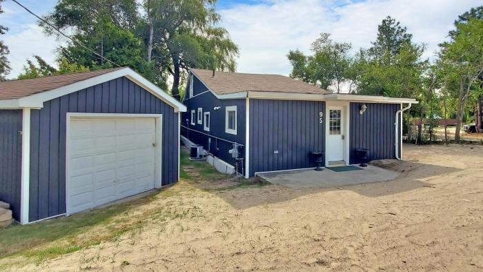 Main Beach River Retreat - Wasaga Beach 1 - Main Strip - 95 Mosley St