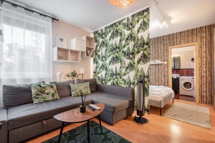 Green Lush Apartment