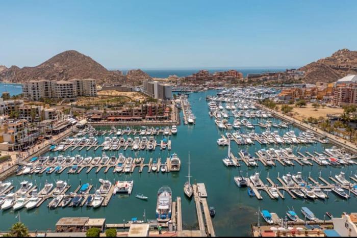 Amazing Cabo Marina condo with private jacuzzi