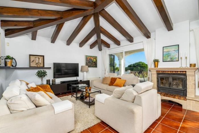 Urb Villa with pool by Costarentals- Ref 139