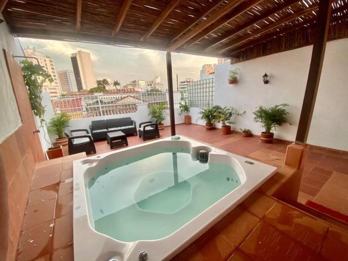 4br LUXURY ROOFTOP oldcity AC jacuzzi hottub wifi