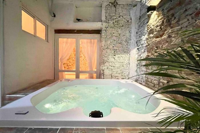 3BR Old city amazing house jacuzzi wifi hottub