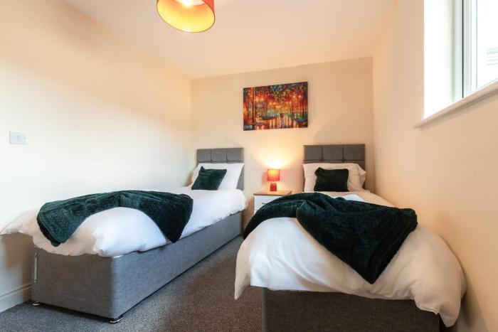 BEST PRICE! 2 Bed City Centre - 4 single beds or 2 Super king, Smart TVs, Sofa Bed & FREE SECURE PARKING