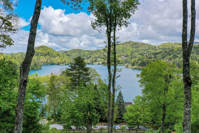 Incredible Lake Glenville Views: Cashiers Home