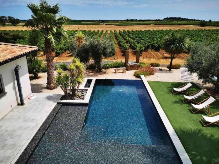 Villa contemporaine avec piscine à débordement dans un domaine viticole