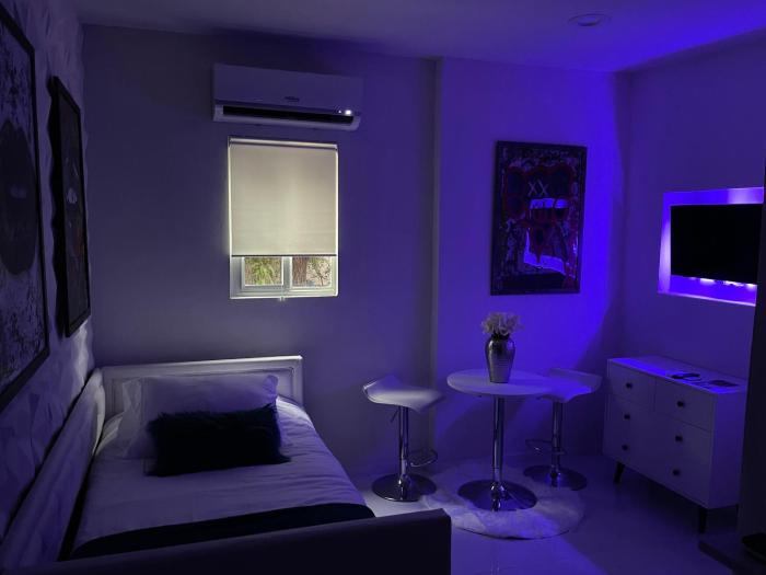 Fun Twin Bed Small Studio In Hollywood 8