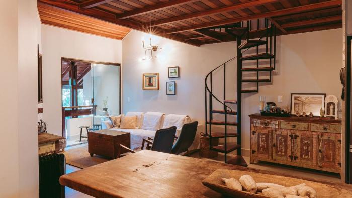 Duplex com lareira e TV Smart em meio à natureza