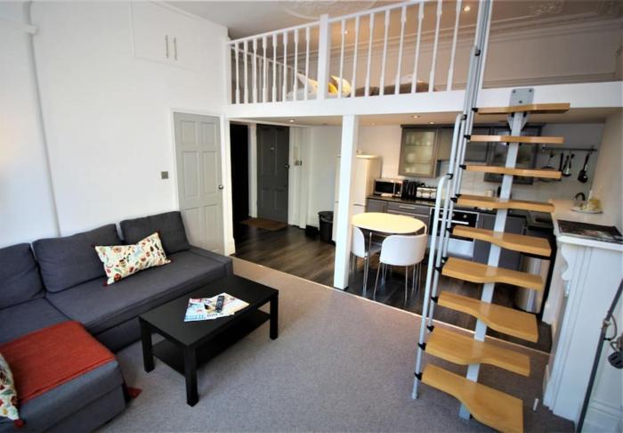 Well Appointed Garden Condo in Kensington Olympia