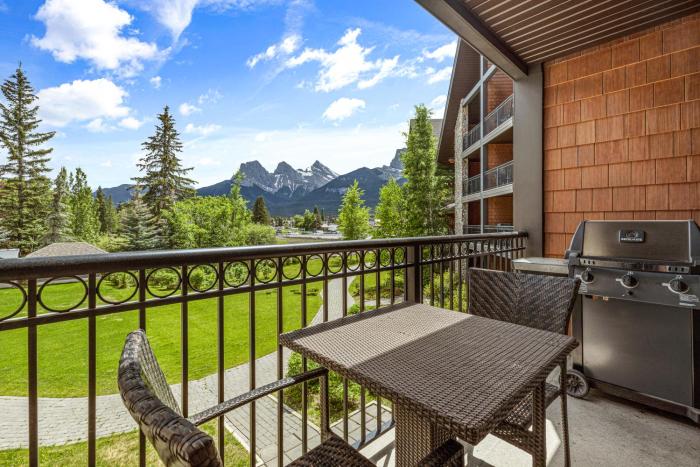 Outstanding Mountain Condo WATERSLIDE and HOT TUB managed by Little Sister Getaways