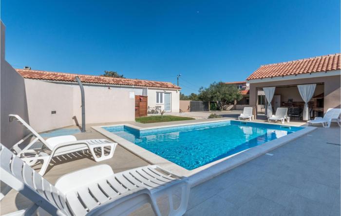 Stunning Home In Galovac With 4 Bedrooms, Wifi And Outdoor Swimming Pool