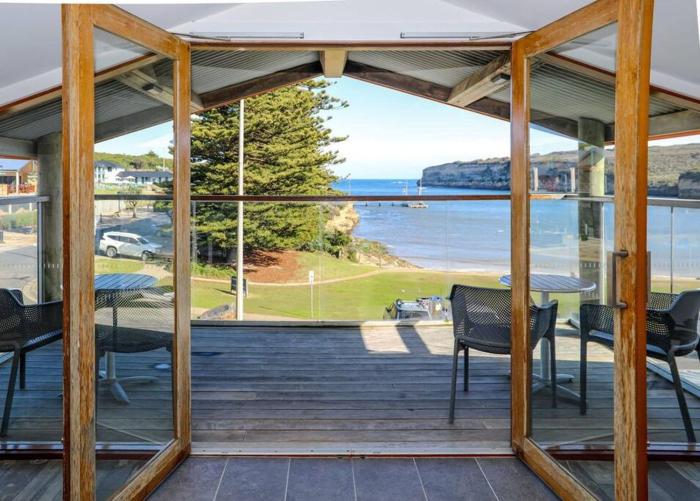 12 Rocks Beach View Loft Central Port Campbell
