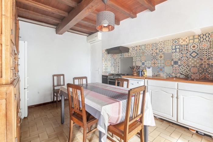 Maison de charme à Puycelsi avec jardin et barbecue