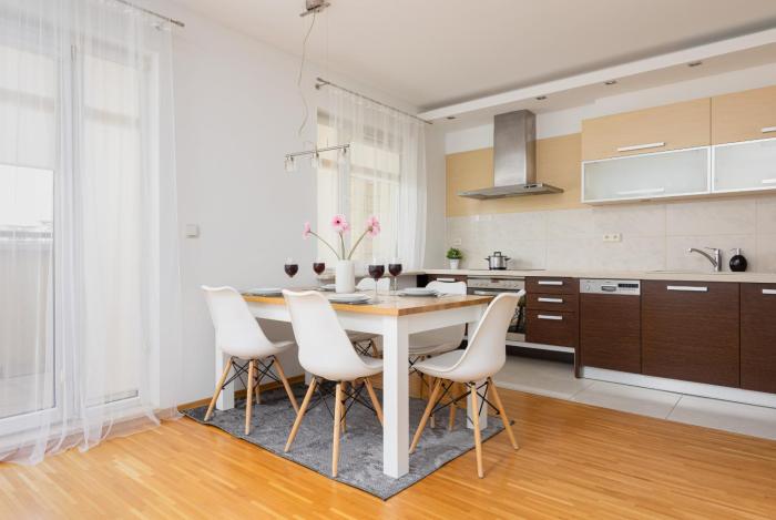 Spacious Apartment Pałac Jana III Wilanów by Noclegi Renters