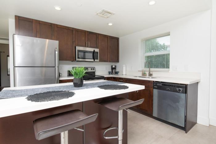 Spacious entire Apartment with Free Parking