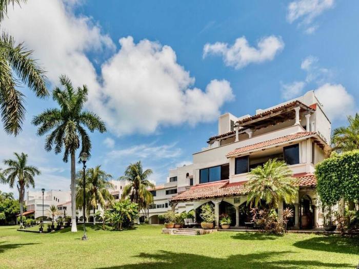 Elegant Lagoon front Villa by CASA PARAISO