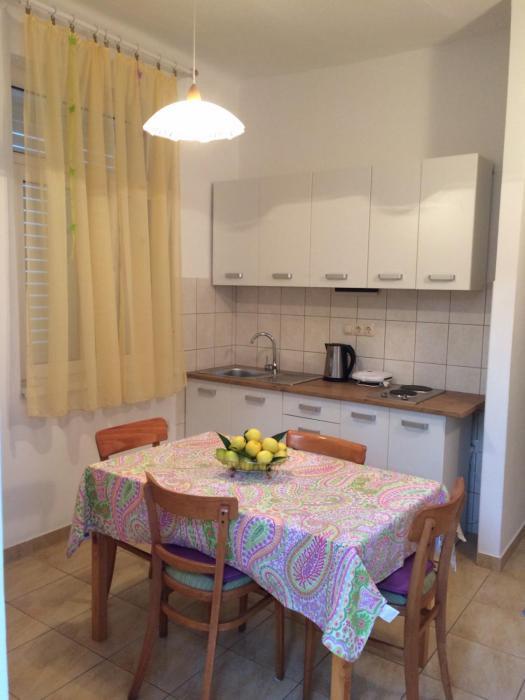 Apartment in Slatine with terrace, air conditioning, WiFi, washing machine (4782-3)