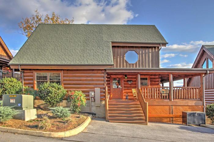 Cubbies Cabin with Hot Tub about 7 Mi to Dollywood!