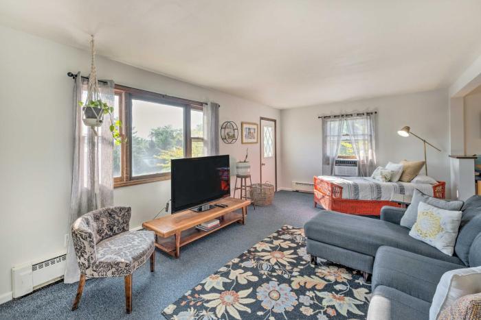 Williams Bay Getaway with Geneva Lake Views!