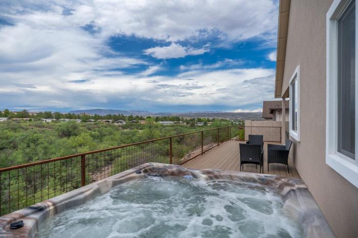 Stunning Views with Hot Tub in a Great Location 3 bed 3 bath