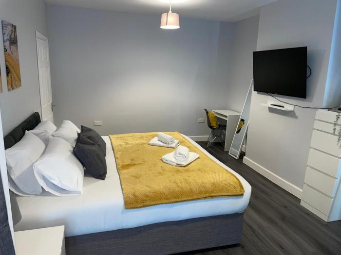 Modern 4 Bedroom House 10 mins from East Croydon with Garden and Free parking