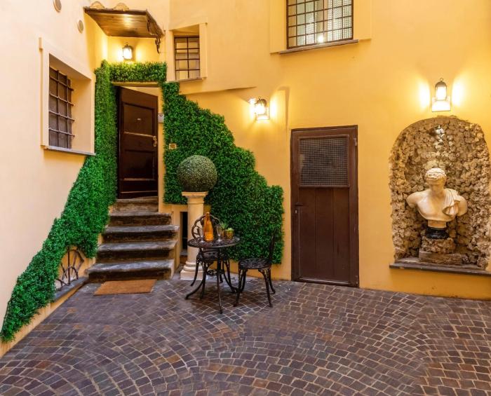 The Court Piazza di Spagna